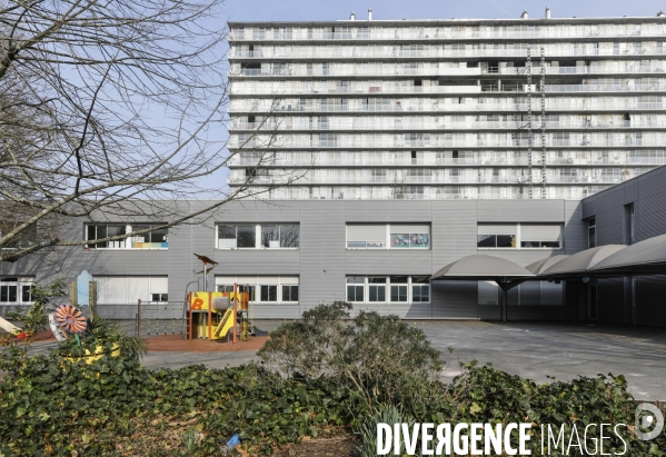 Cour de récréation du collège Grand Parc dans l académie de Bordeaux.