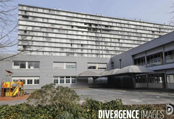 Cour de récréation du collège Grand Parc dans l académie de Bordeaux.