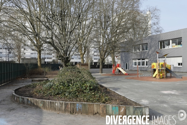 Cour de récréation du collège Grand Parc dans l académie de Bordeaux.