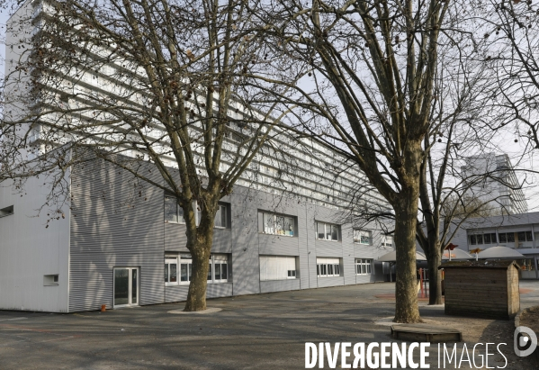 Cour de récréation du collège Grand Parc dans l académie de Bordeaux.