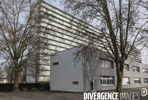 Cour de récréation du collège Grand Parc dans l académie de Bordeaux.