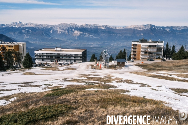 Manque de neige et secheresse dans la station de Chamrousse dans les Alpes