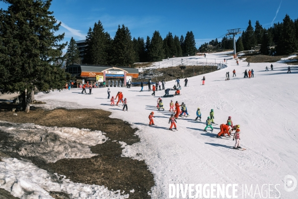 Manque de neige et secheresse dans la station de Chamrousse dans les Alpes