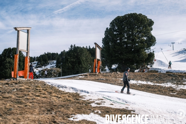 Manque de neige et secheresse dans la station de Chamrousse dans les Alpes