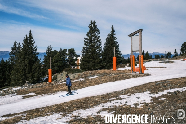 Manque de neige et secheresse dans la station de Chamrousse dans les Alpes