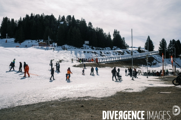 Manque de neige et secheresse dans la station de Chamrousse dans les Alpes