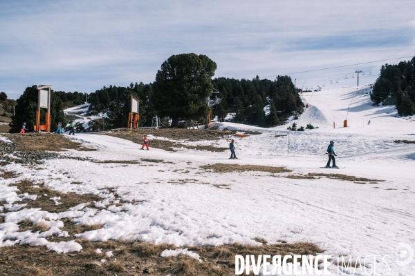 Manque de neige et secheresse dans la station de Chamrousse dans les Alpes