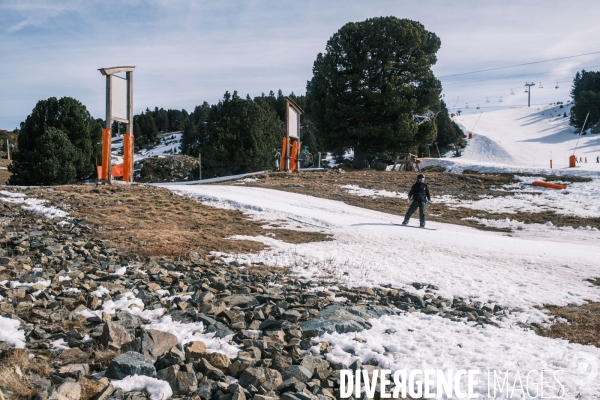 Manque de neige et secheresse dans la station de Chamrousse dans les Alpes