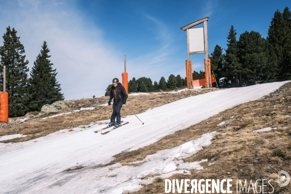 Manque de neige et secheresse dans la station de Chamrousse dans les Alpes