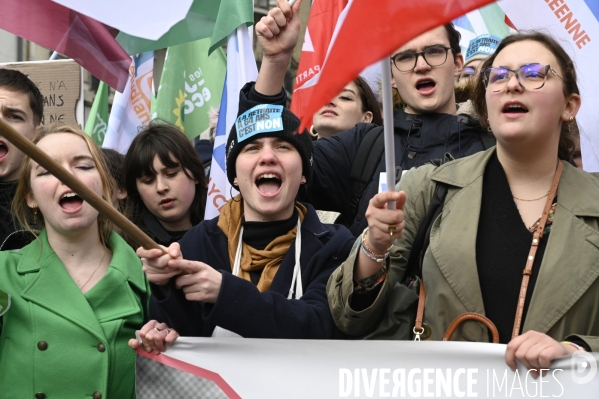 La jeunesse et les professeurs à la MANIFESTATION CONTRE LA REFORME DES RETRAITES, PARIS le 07/03/2023, 6e journée de mobilisation