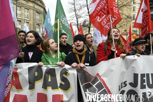 La jeunesse et les professeurs à la MANIFESTATION CONTRE LA REFORME DES RETRAITES, PARIS le 07/03/2023, 6e journée de mobilisation