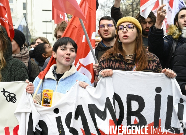 La jeunesse et les professeurs à la MANIFESTATION CONTRE LA REFORME DES RETRAITES, PARIS le 07/03/2023, 6e journée de mobilisation