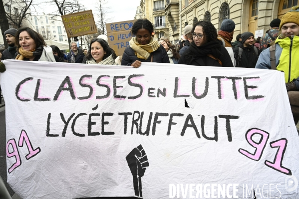 La jeunesse et les professeurs à la MANIFESTATION CONTRE LA REFORME DES RETRAITES, PARIS le 07/03/2023, 6e journée de mobilisation