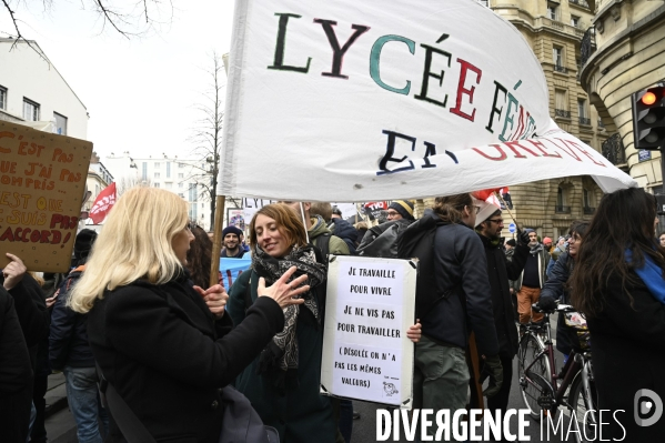 La jeunesse et les professeurs à la MANIFESTATION CONTRE LA REFORME DES RETRAITES, PARIS le 07/03/2023, 6e journée de mobilisation