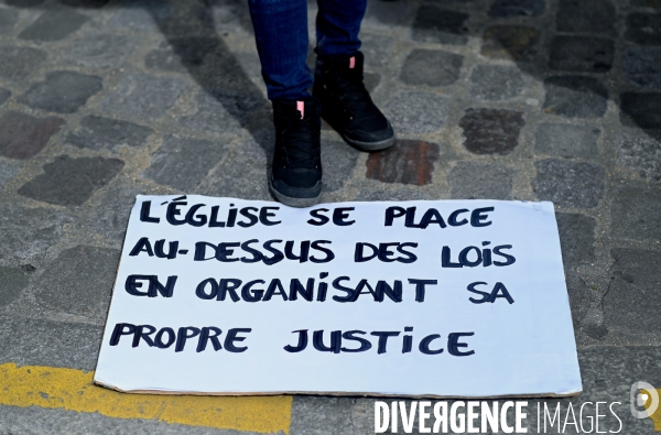 Manifestation de L association tous ensemble les abusés sexuels de l église