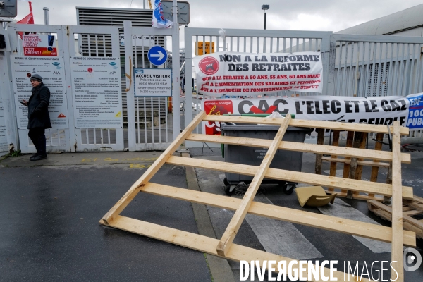 Réforme des retraites / l incinérateur de la porte d Ivry bloqué