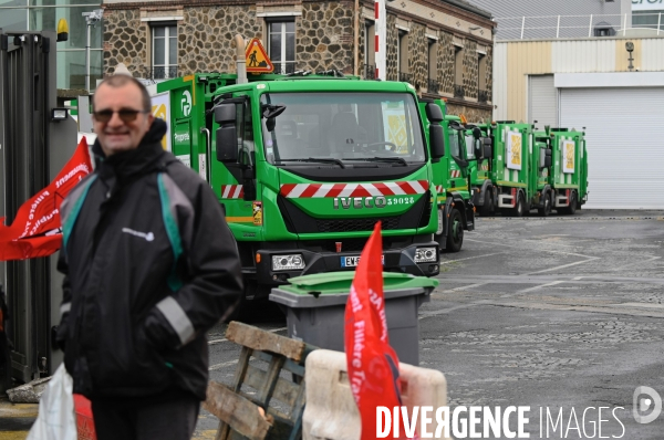 Réforme des retraites / l incinérateur de la porte d Ivry bloqué