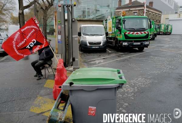 Réforme des retraites / l incinérateur de la porte d Ivry bloqué