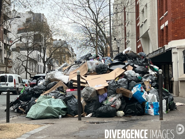 Grève des éboueurs, accumulation de poubelles pariennes