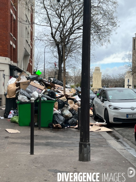 Grève des éboueurs, accumulation de poubelles pariennes