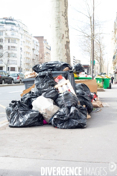 Grève des éboueurs, accumulation de poubelles pariennes