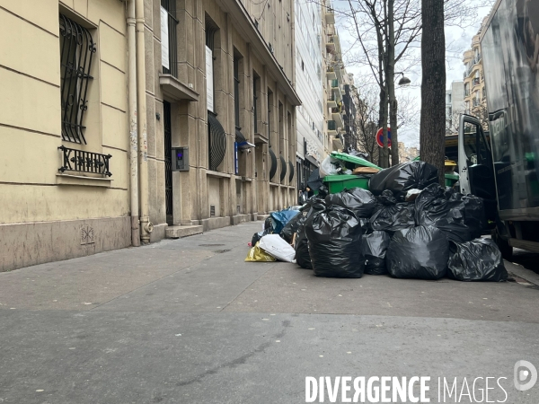 Grève des éboueurs, accumulation de poubelles pariennes