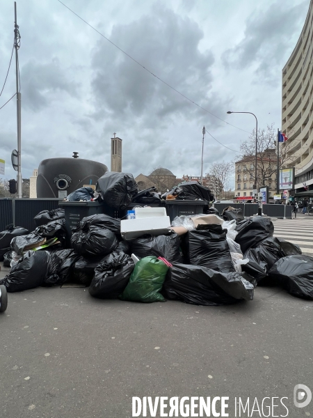 Grève des éboueurs, accumulation de poubelles pariennes