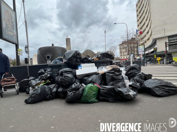 Grève des éboueurs, accumulation de poubelles pariennes