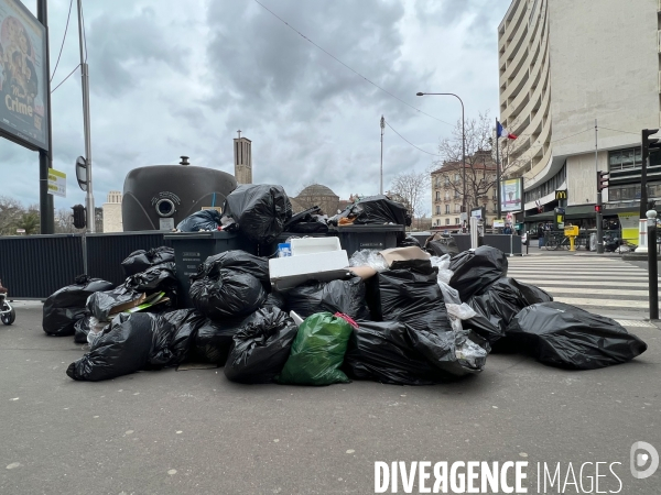 Grève des éboueurs, accumulation de poubelles pariennes