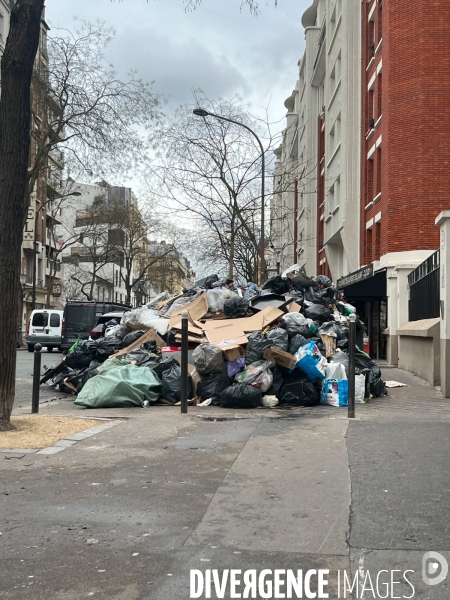 Grève des éboueurs, accumulation de poubelles pariennes