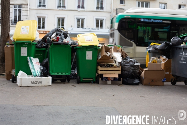 Grève des éboueurs, accumulation de poubelles pariennes