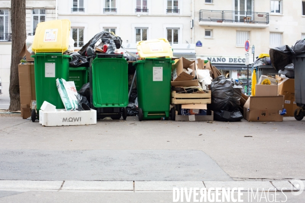 Grève des éboueurs, accumulation de poubelles pariennes