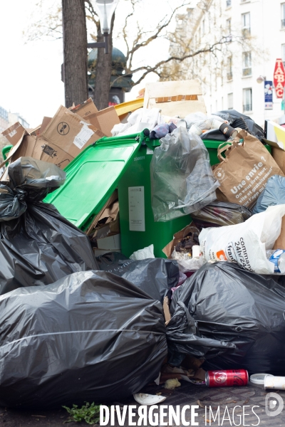 Grève des éboueurs, accumulation de poubelles pariennes