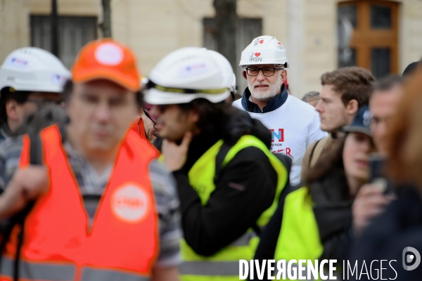Manifestation des salariés de l Institut de radioprotection et de sûreté nucléaire