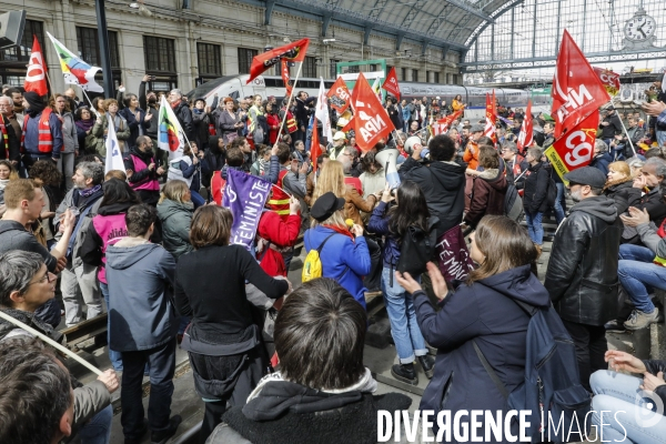 RETRAITE, Blocage par l intersyndicale des voies de trains à la gare de Bordeaux