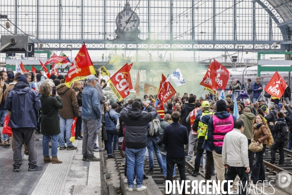 RETRAITE, Blocage par l intersyndicale des voies de trains à la gare de Bordeaux