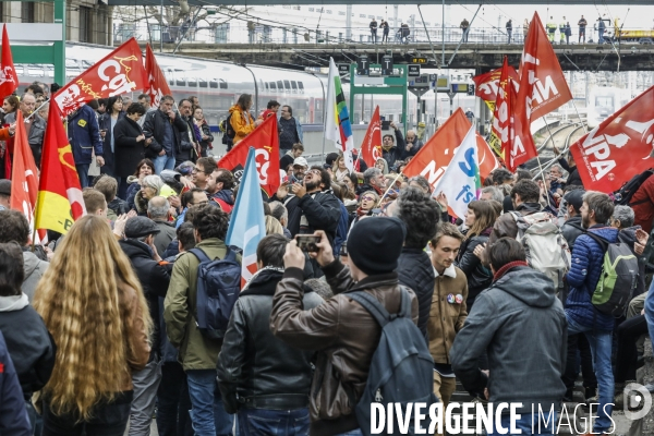 RETRAITE, Blocage par l intersyndicale des voies de trains à la gare de Bordeaux