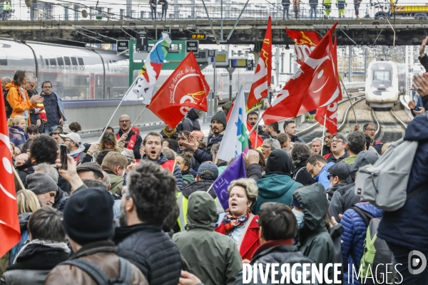 RETRAITE, Blocage par l intersyndicale des voies de trains à la gare de Bordeaux