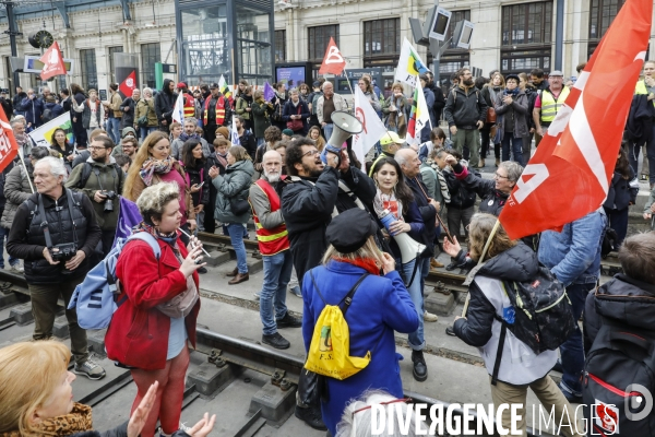 RETRAITE, Blocage par l intersyndicale des voies de trains à la gare de Bordeaux