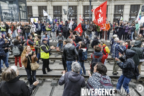 RETRAITE, Blocage par l intersyndicale des voies de trains à la gare de Bordeaux