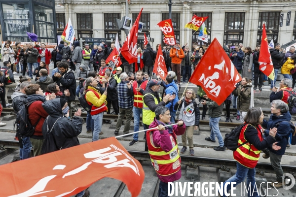 RETRAITE, Blocage par l intersyndicale des voies de trains à la gare de Bordeaux