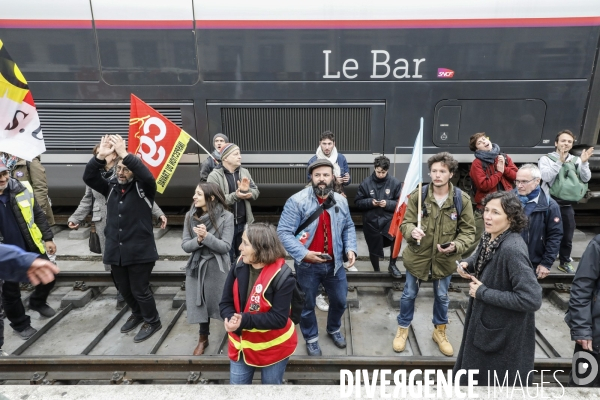 RETRAITE, Blocage par l intersyndicale des voies de trains à la gare de Bordeaux