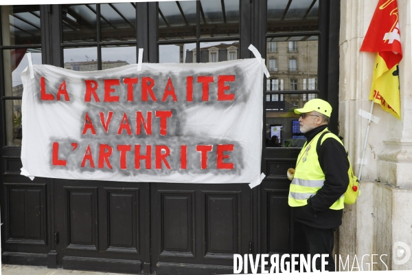 RETRAITE, Blocage par l intersyndicale des voies de trains à la gare de Bordeaux