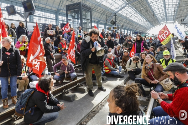 RETRAITE, Blocage par l intersyndicale des voies de trains à la gare de Bordeaux