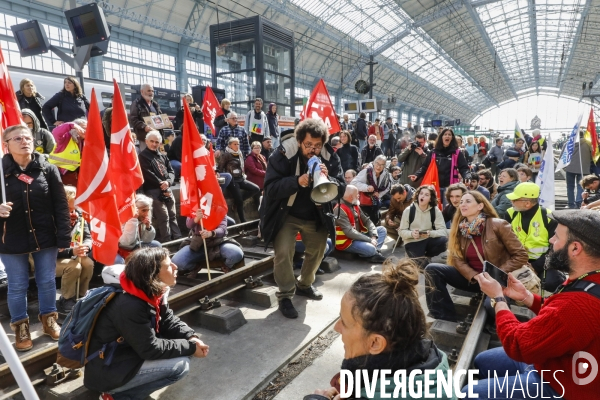 RETRAITE, Blocage par l intersyndicale des voies de trains à la gare de Bordeaux