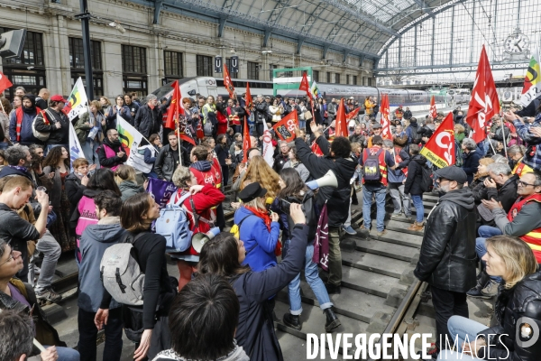 RETRAITE, Blocage par l intersyndicale des voies de trains à la gare de Bordeaux