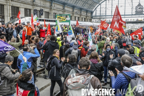 RETRAITE, Blocage par l intersyndicale des voies de trains à la gare de Bordeaux