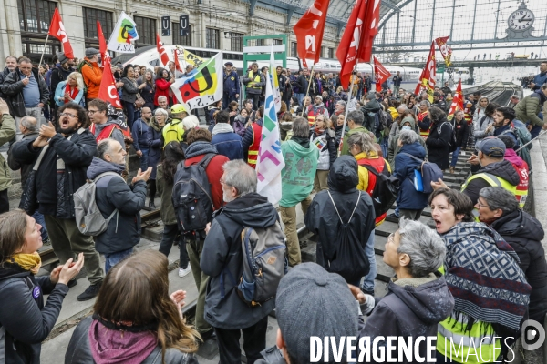 RETRAITE, Blocage par l intersyndicale des voies de trains à la gare de Bordeaux