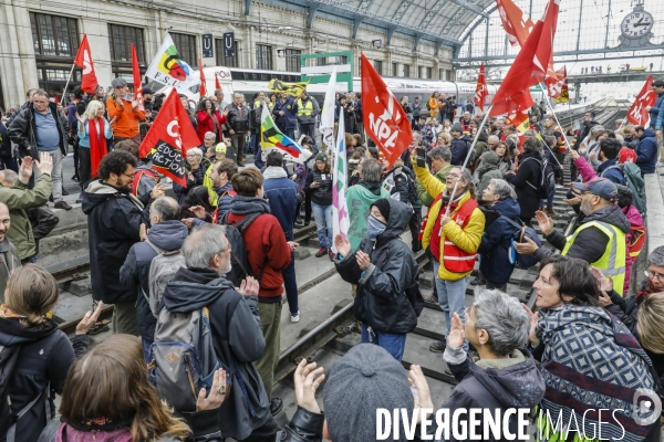 RETRAITE, Blocage par l intersyndicale des voies de trains à la gare de Bordeaux