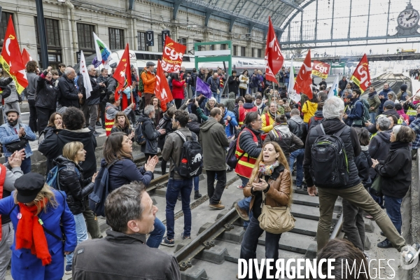 RETRAITE, Blocage par l intersyndicale des voies de trains à la gare de Bordeaux